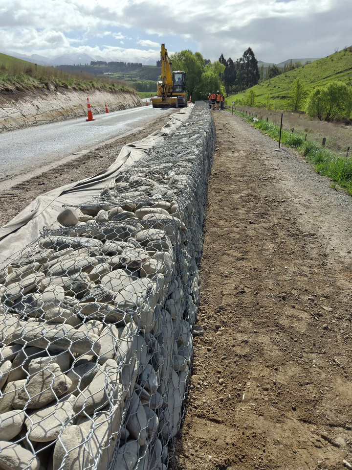 Island Cliff Road 路面拓宽工程