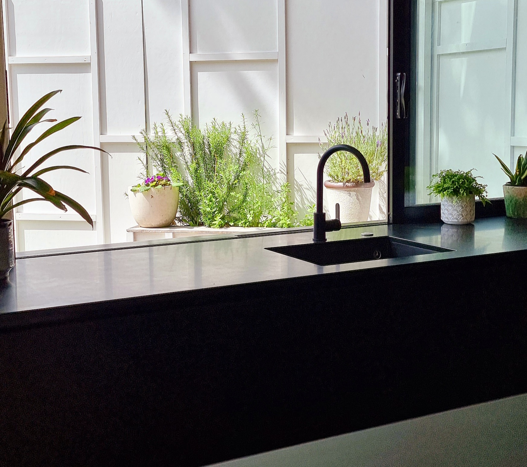Titirangi Black Kitchen Renovation