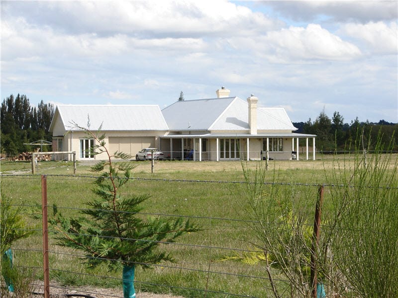 Okuku Farmhouse: Queensland Style Residence