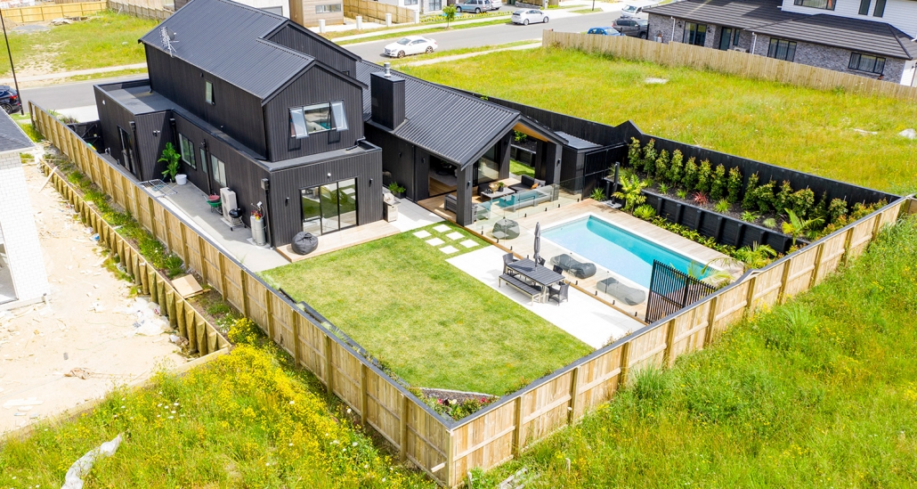 Black House: Pine Harbour Striking New Home