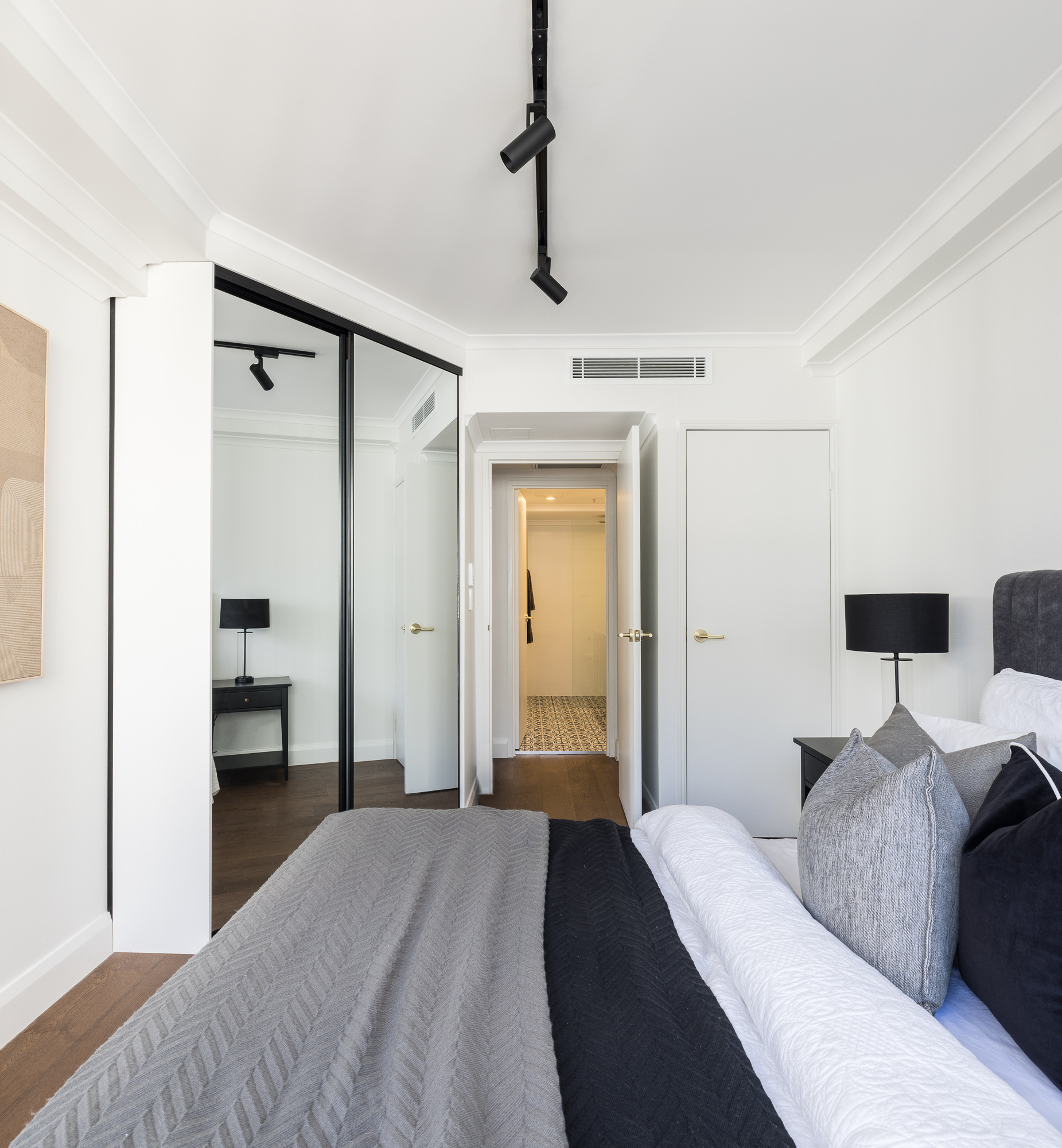 Cải tạo căn hộ tại Surry Hills, phong cách hiện đại tối giản