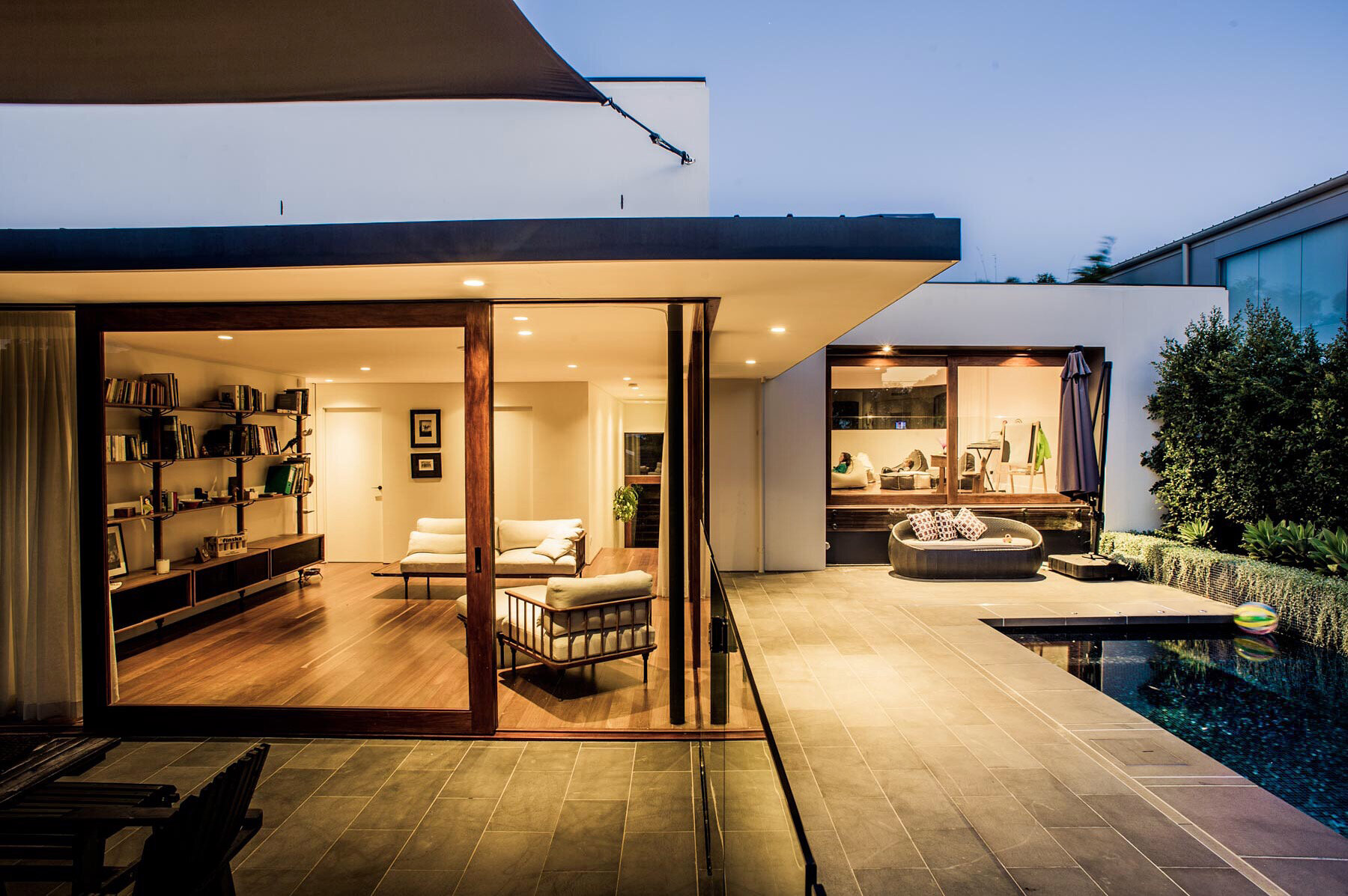 Blakehurst Old House Transformed into a Modern Glass House
