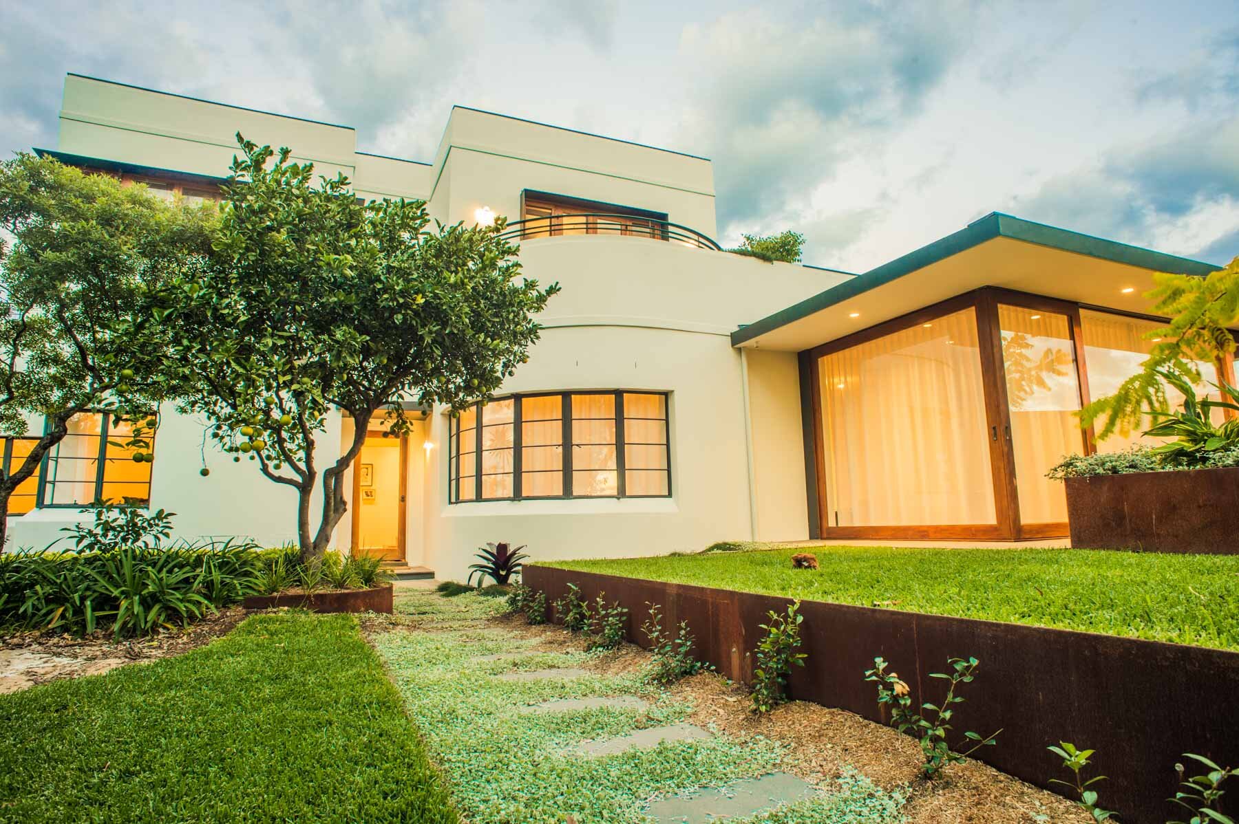 Blakehurst Old House Transformed into a Modern Glass House