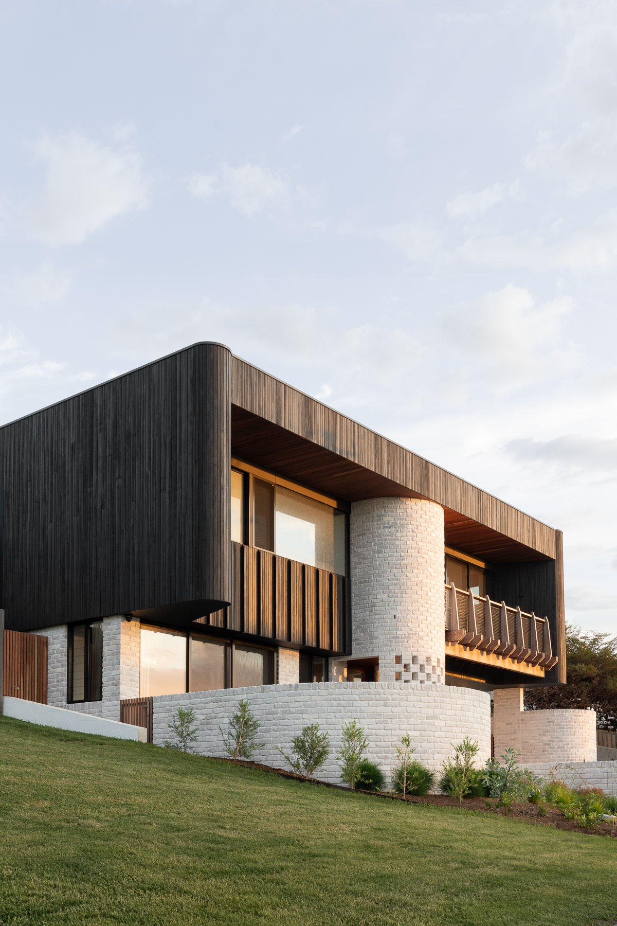 Carbon Skins:Kiama海边的错层住宅