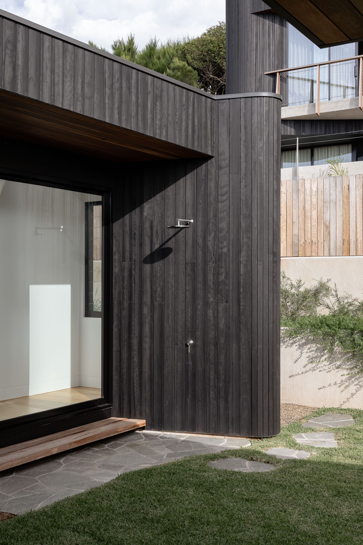 Carbon Skins: Split-level Residence by the Sea at Kiama
