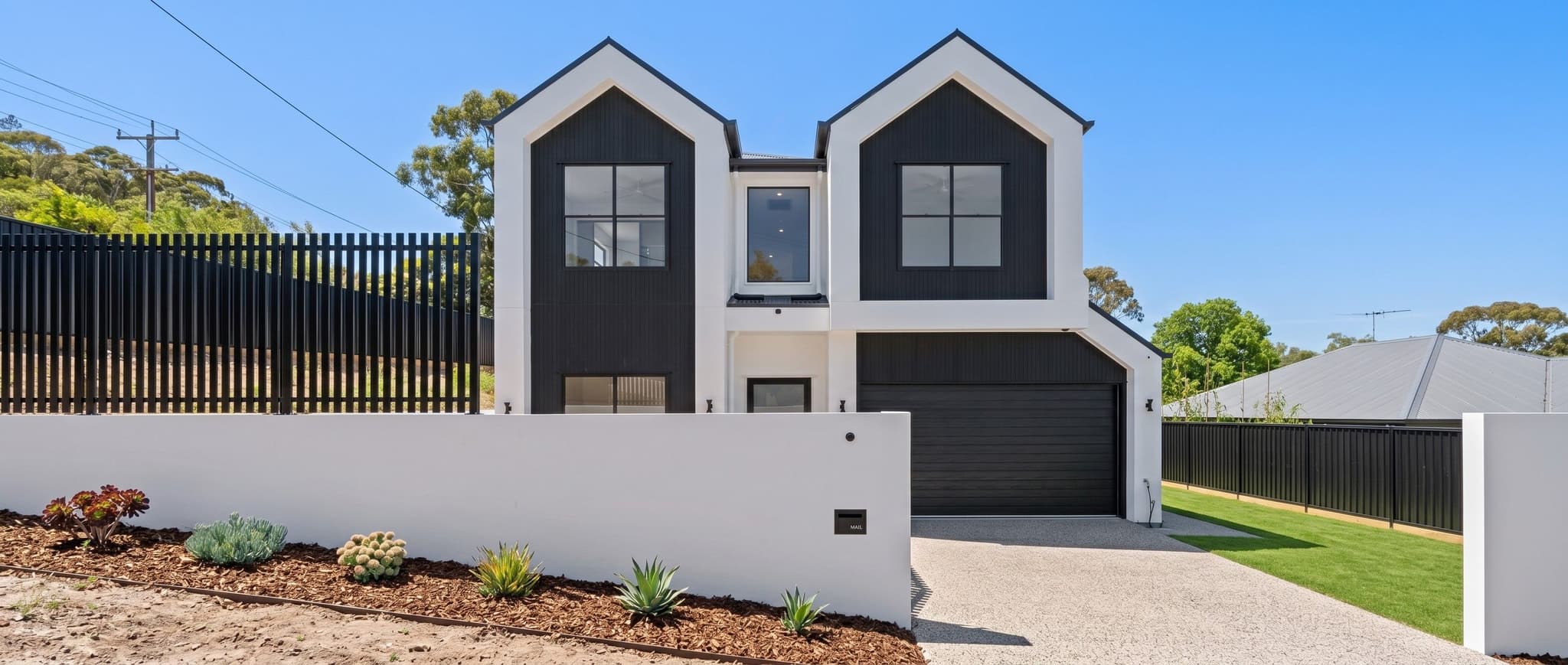 Florence House: Carina Black and White Modern Residence