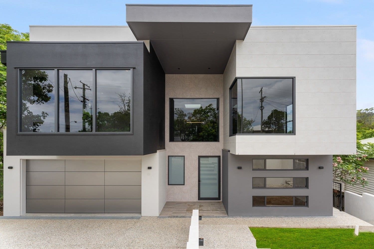 Taringa House：Indooroopilly现代三层定制住宅