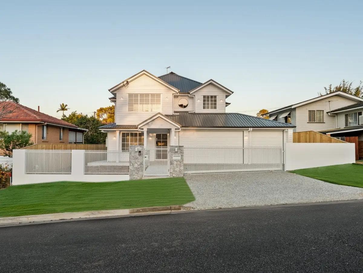 Dykes House: Modern Hamptons Custom Residence in Mount Gravatt East