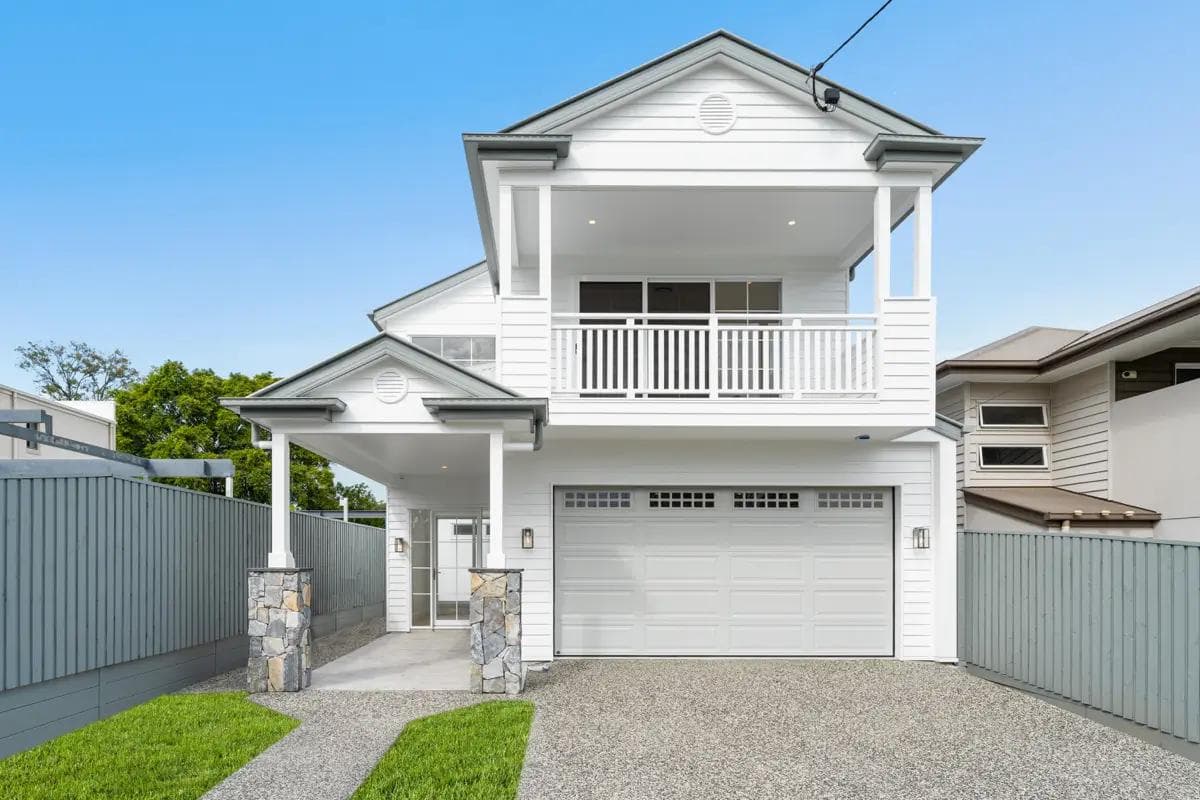 Mons House: Carina Heights Modern Hamptons Style Custom Home