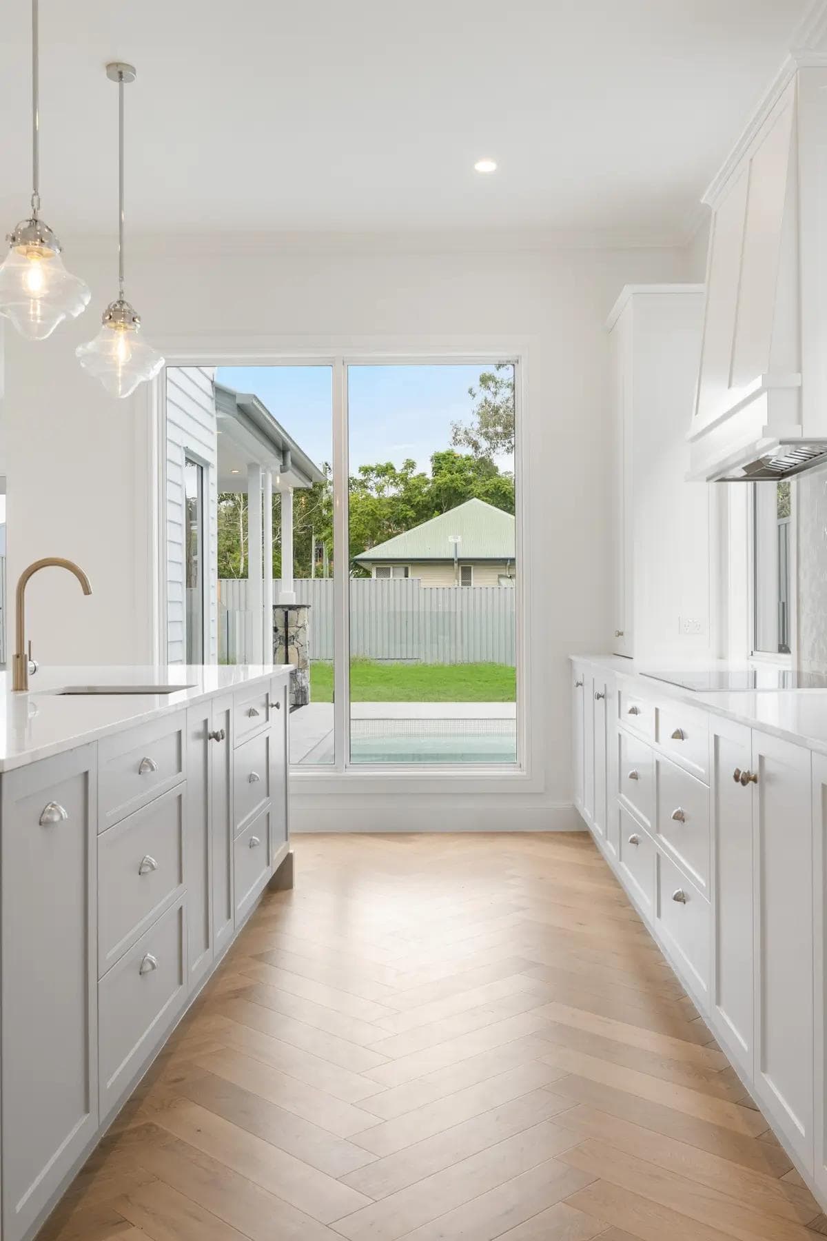 Mons House: Carina Heights Modern Hamptons Style Custom Home