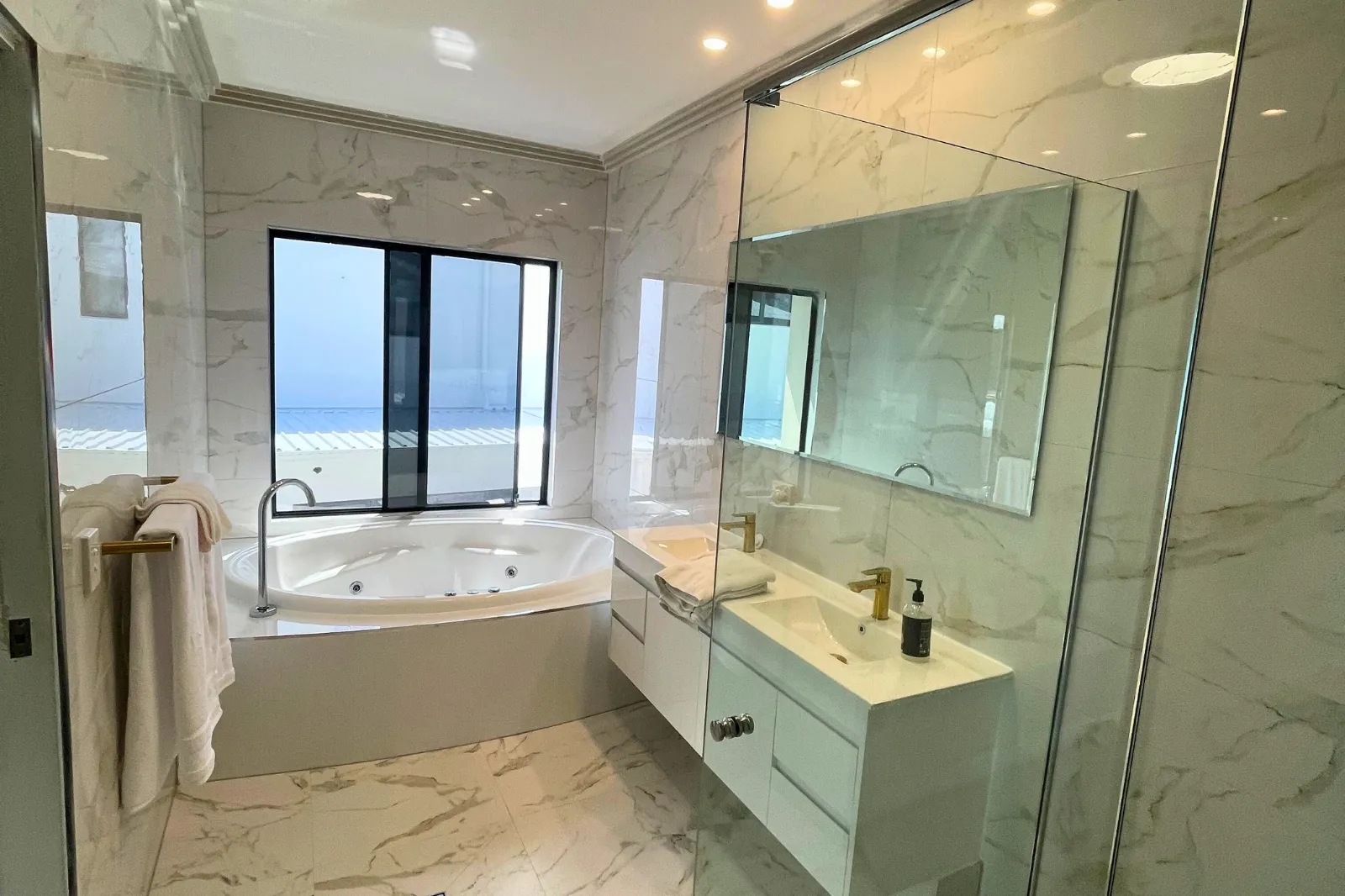 Paradise Point Gold Coast Cải tạo Phòng tắm Đôi Sang trọng