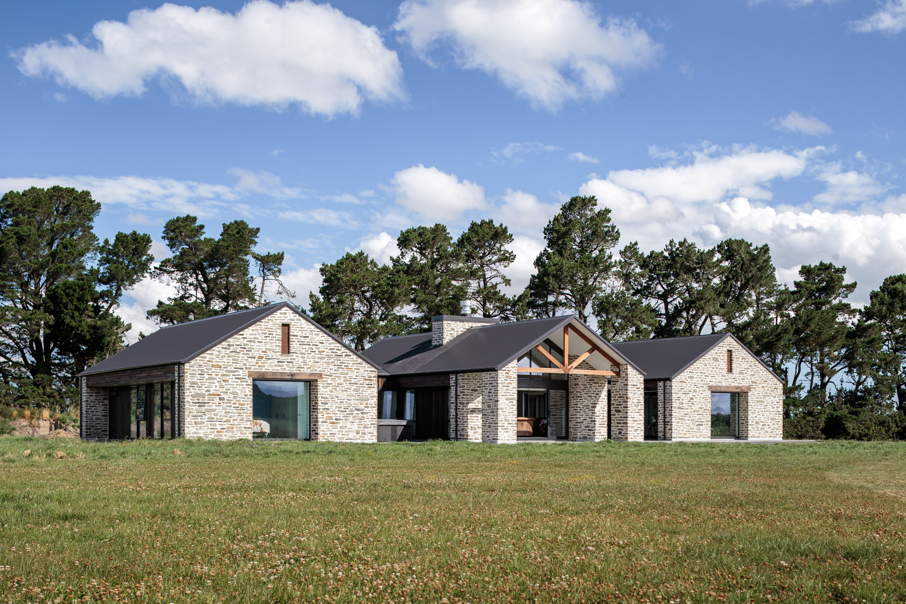 Methven 石材与落叶松覆层住宅