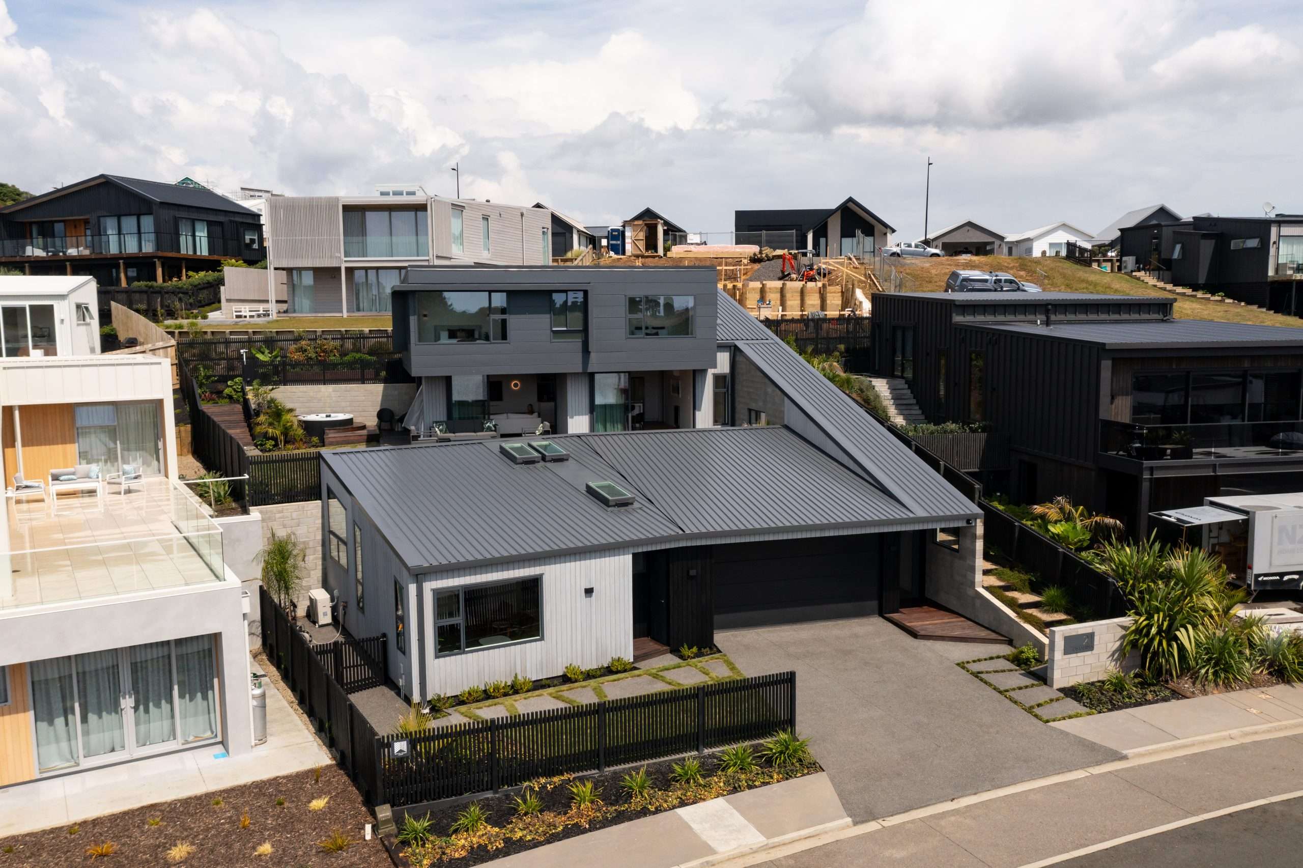 Omahina Rise: Raglan Harbour Three-Storey Residence