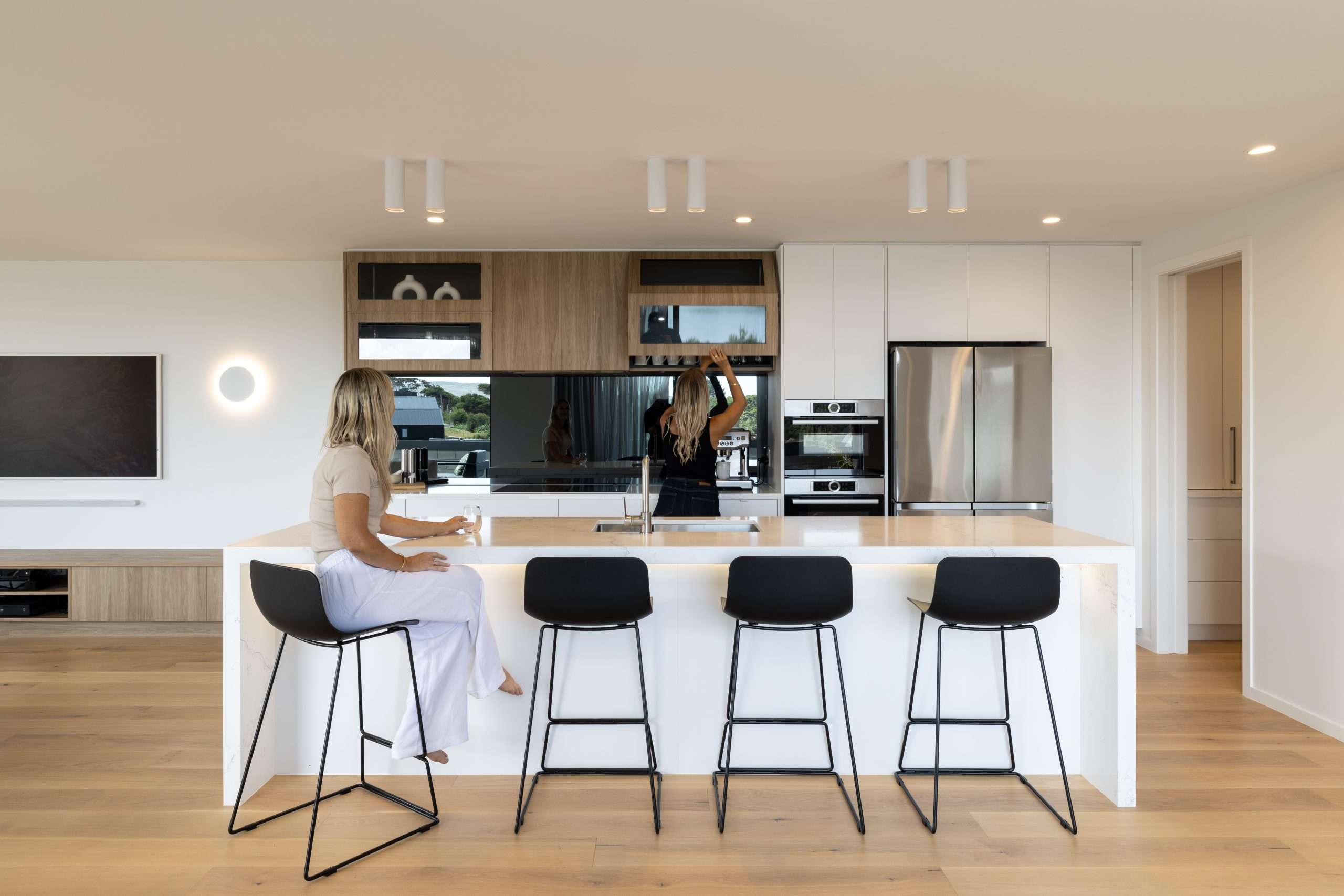 Omahina Rise: Raglan Harbour Three-Storey Residence