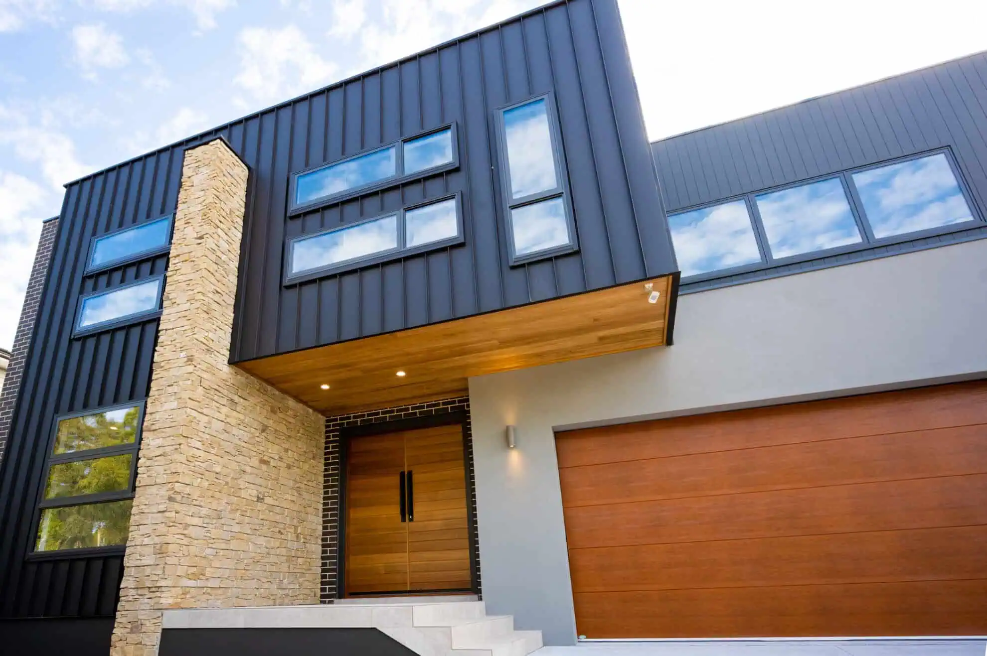 منزل مخصص على قطعة أرض منحدرة في Macarthur Heights
