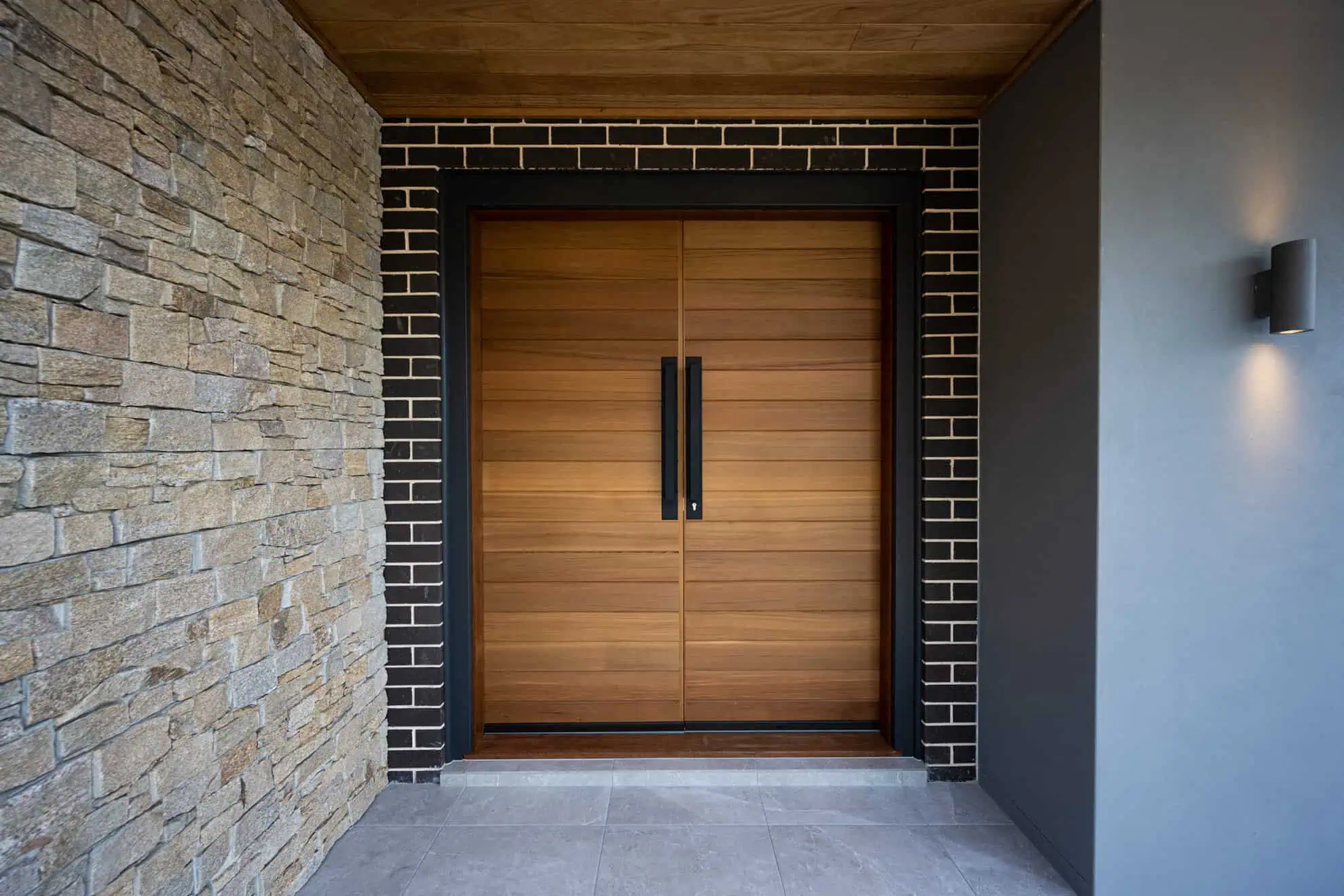 منزل مخصص على قطعة أرض منحدرة في Macarthur Heights