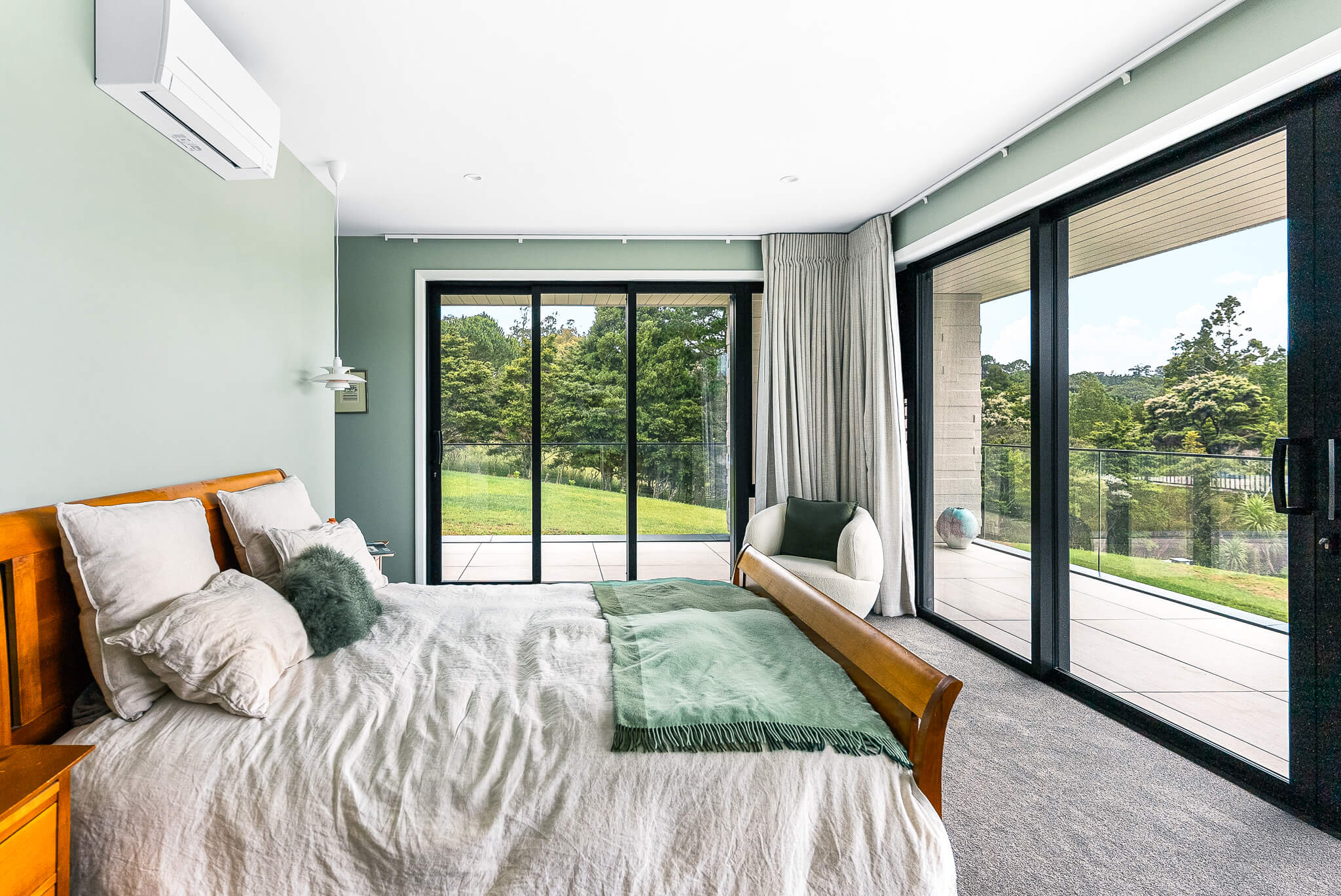 Coatesville Serene Residence: Modernist Rural Villa