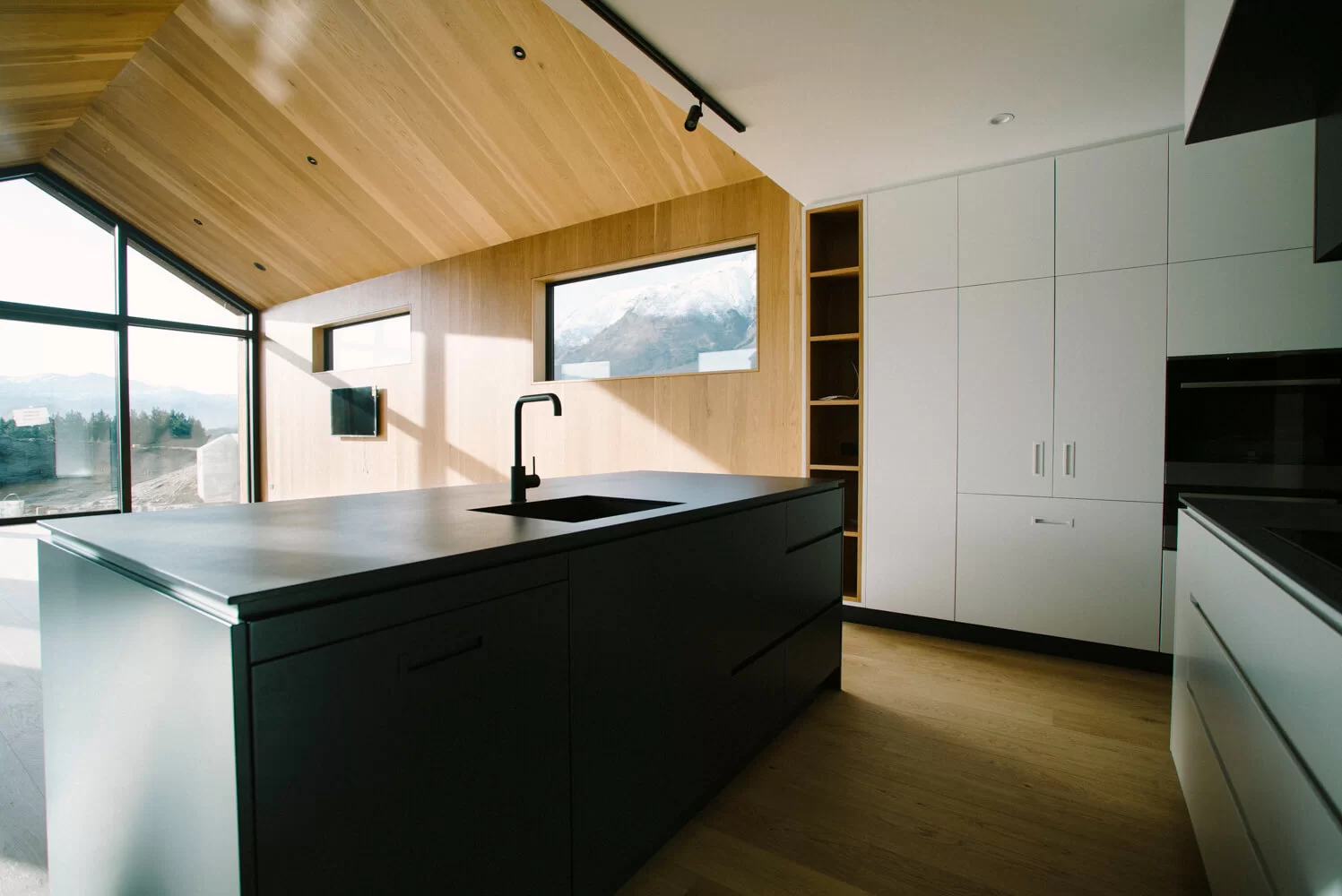 Stockyard House: Queenstown Energy-Efficient Residence