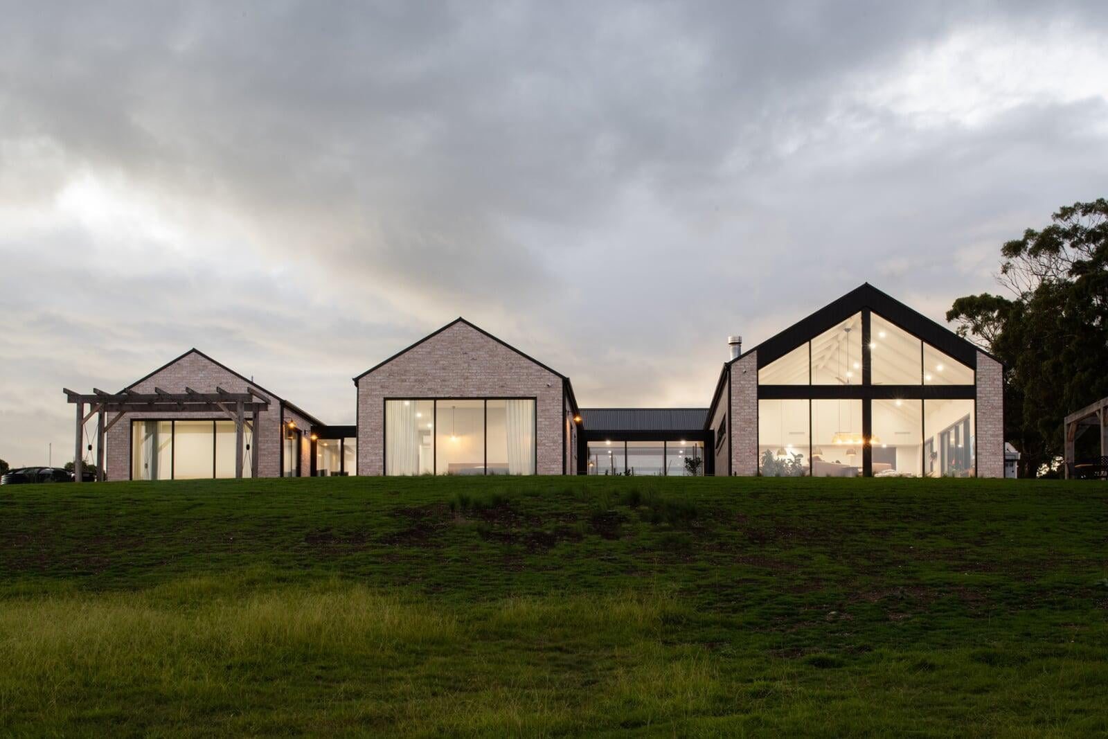 River Haus: Courtyard Residence on the Tamar River