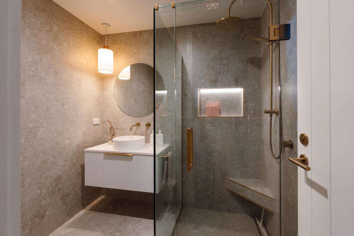 The Lakes: Pyes Pa Premium New Residential