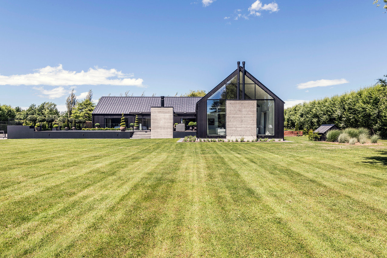 Ohoka House: 600 square metre European barn style rural residence
