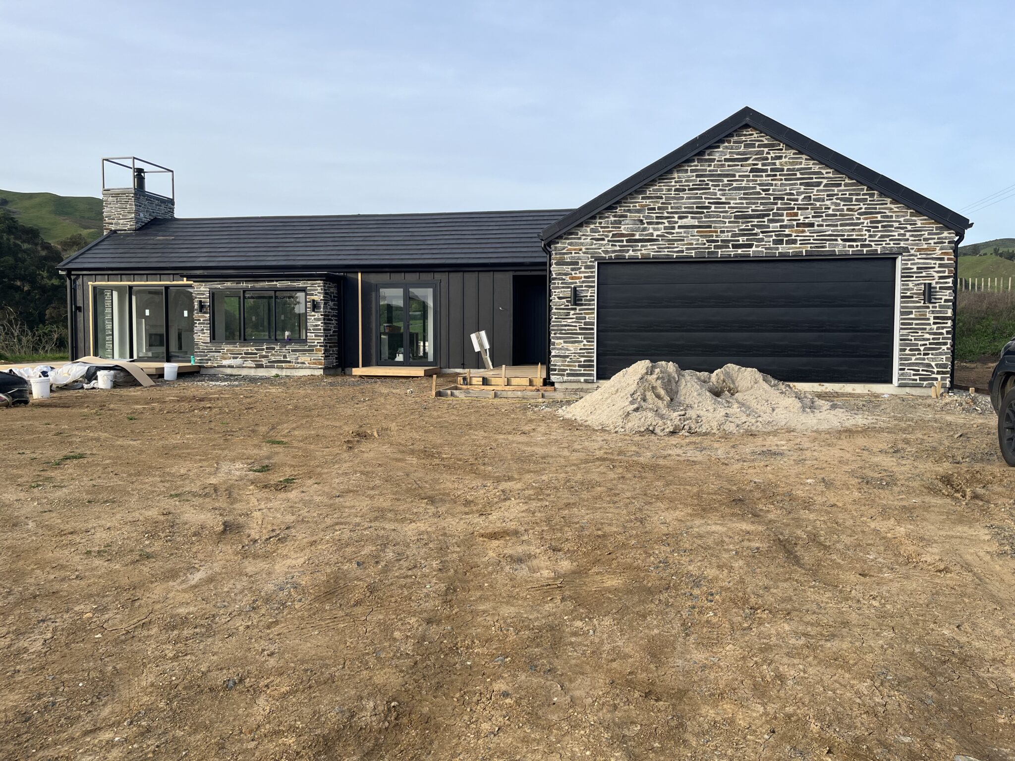 Te Miro New Home: L-shaped residence near Cambridge