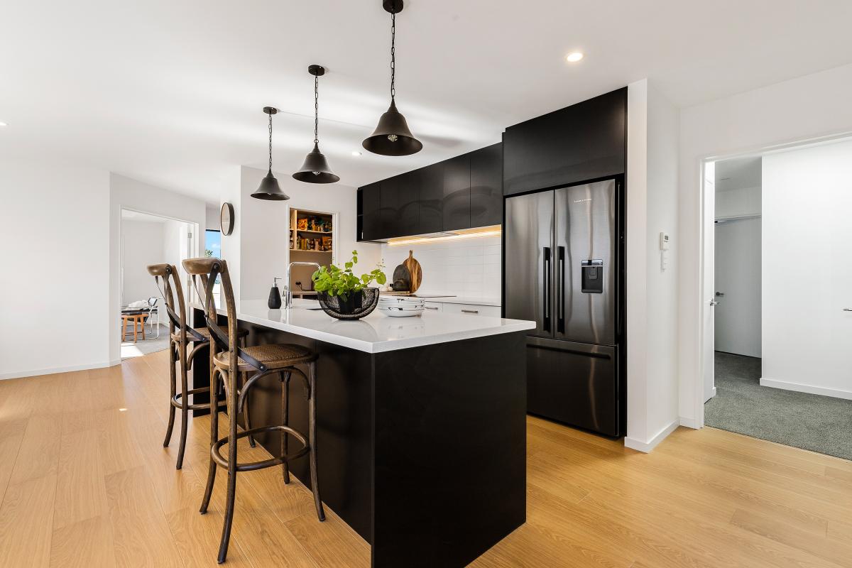 Halswell Residence: Schist and High-Contrast Tonal Layers