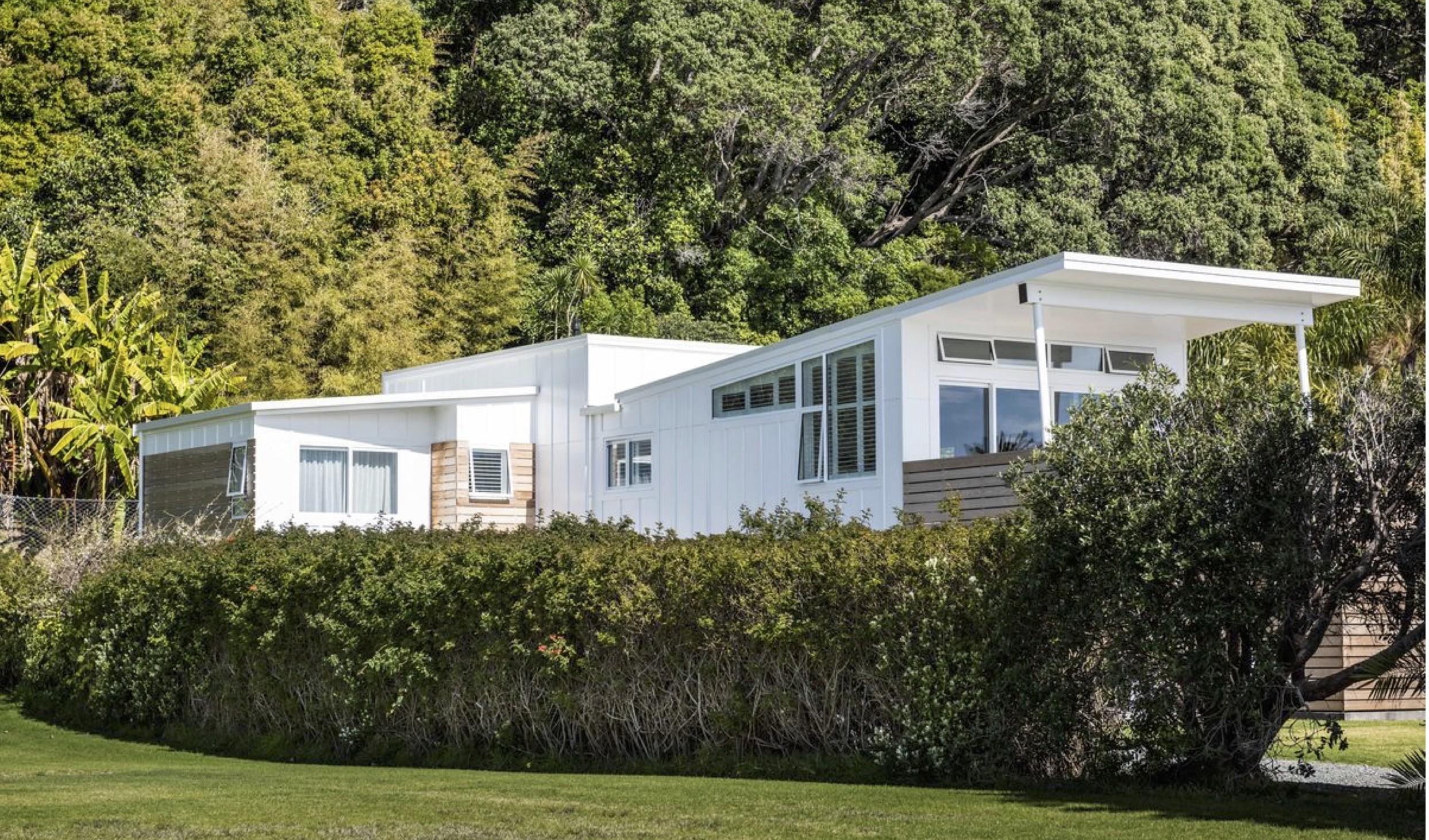 Ōhope Beachside Cottage Under the Pohutukawa Trees