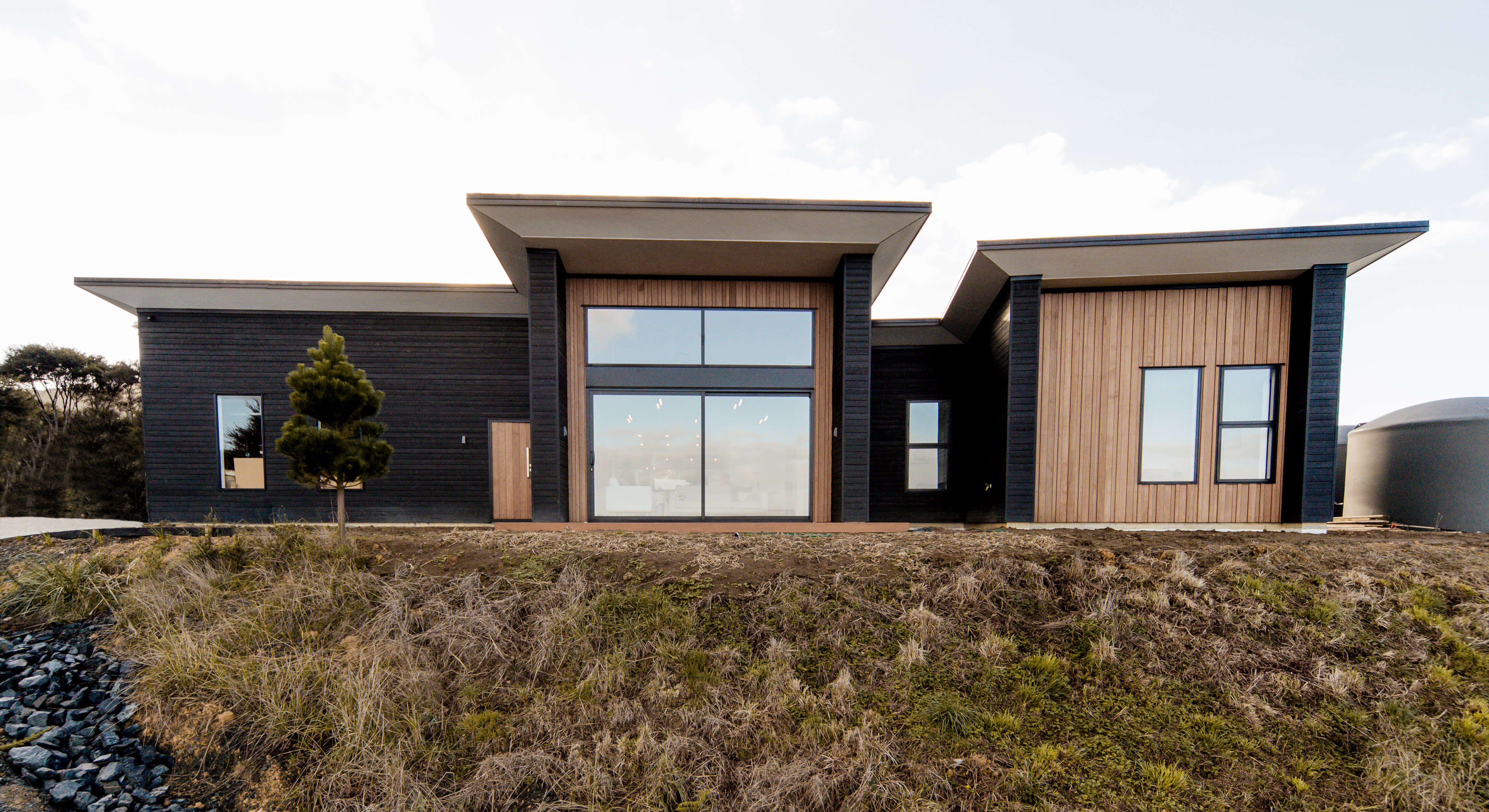 Industrial Black Barn New Residence