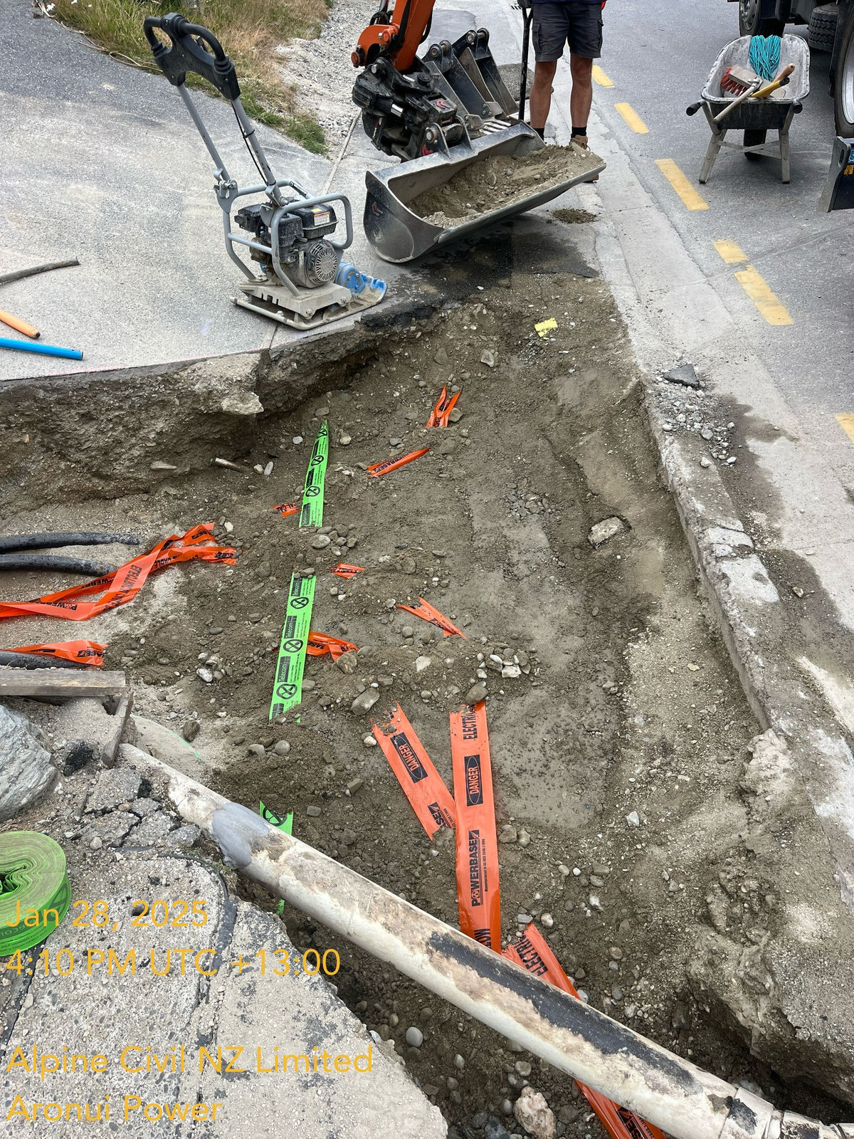皇后镇罗宾斯路架空电缆改地下工程