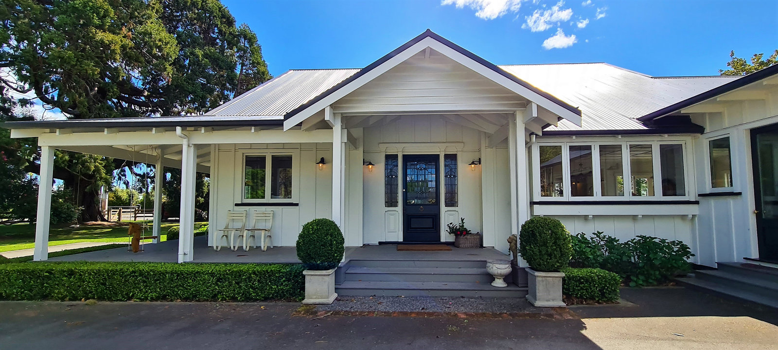 Frimley Post-War Colonial Farmhouse Modernisation