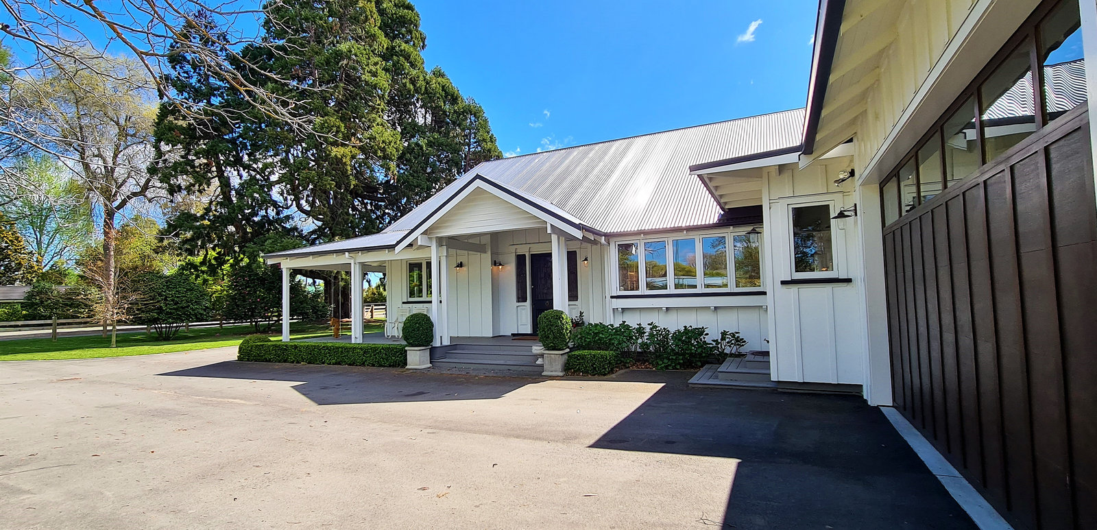 Frimley Post-War Colonial Farmhouse Modernisation