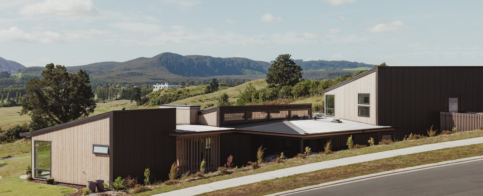 The Bridge House: Modern Residence Next to Kinloch Jack Nicklaus Golf Course
