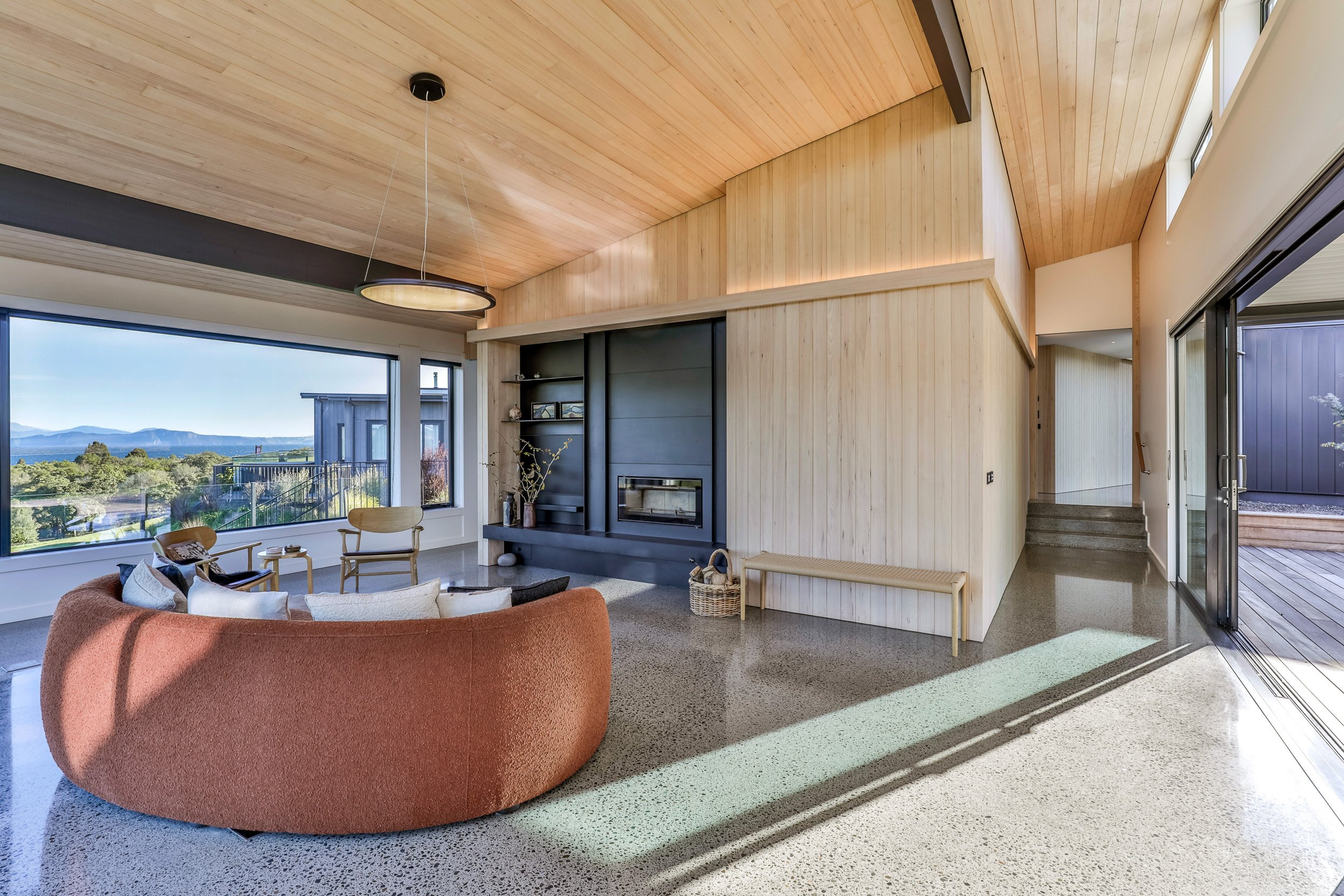 Oak Leaf Abode: Kinloch Lake View Residence