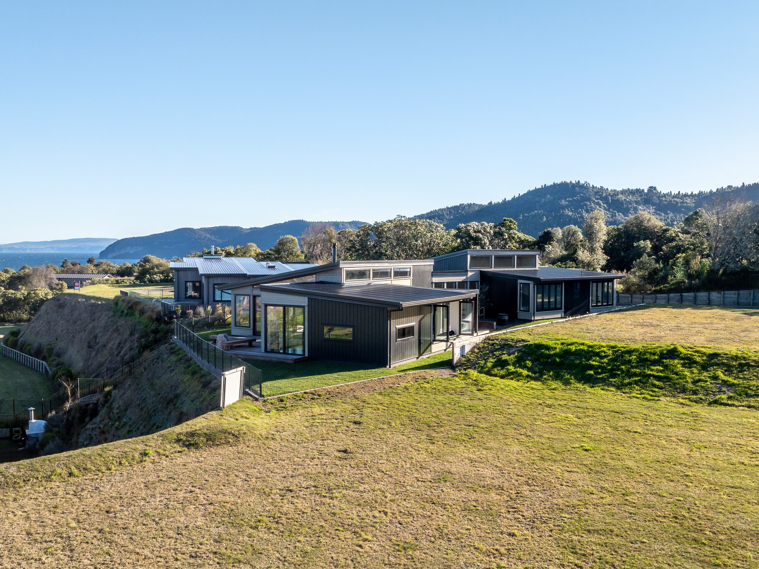 Oak Leaf Abode: Kinloch Lake View Residence