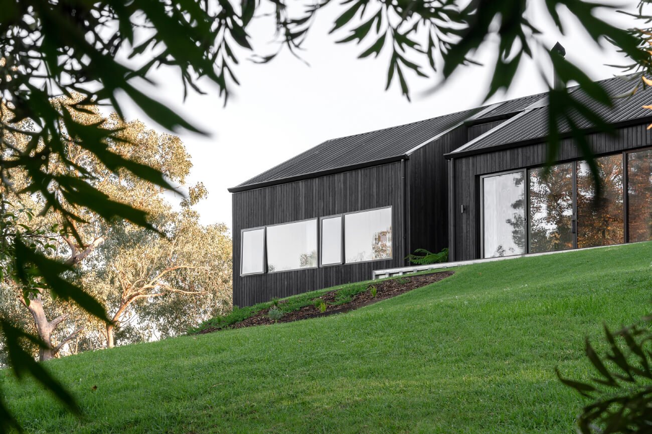 Murray View: A Modern Barn-Style Home Overlooking Murray Valley