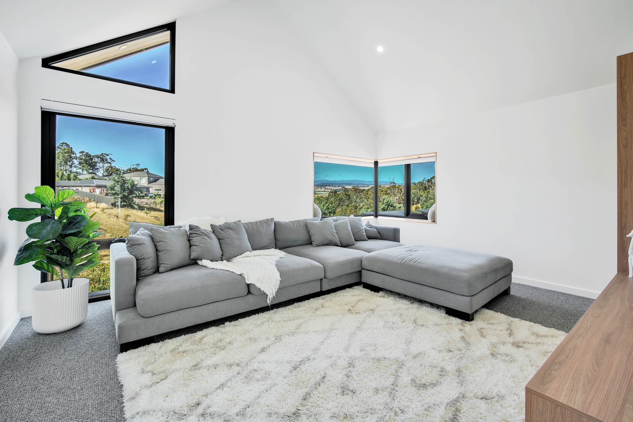 The Bevel: Launceston Hillside Residence