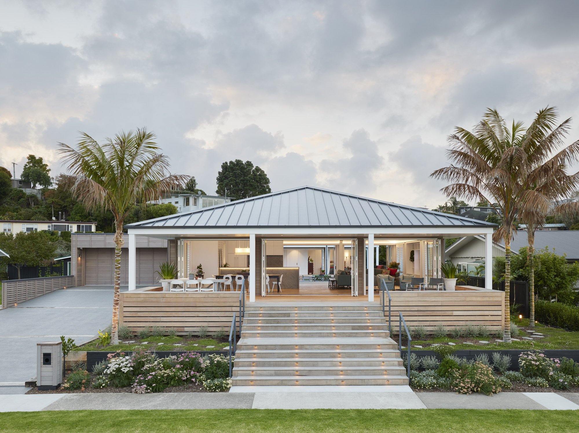 Ōmokoroa Beachside New Home with Cedar Board Wall Design