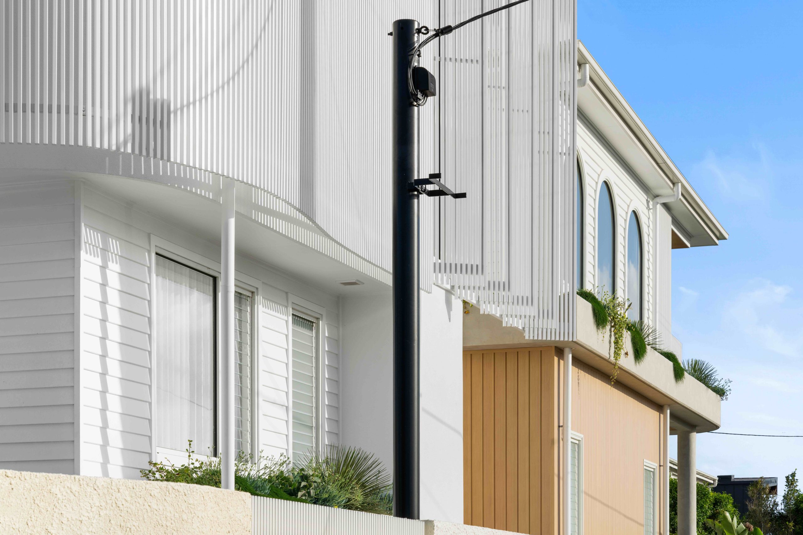 Nhà ở hiện đại tùy chỉnh 4 tầng tại Bulimba
