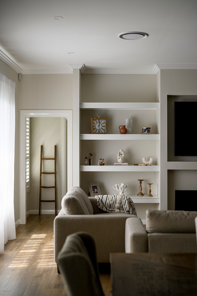 Heart Kew: Single-Storey Split-Level Home Adapted to an Irregular Block