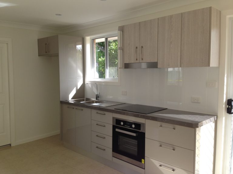 Emu Plains Two-Bedroom Brick Facade Backyard Cabin with Terrace