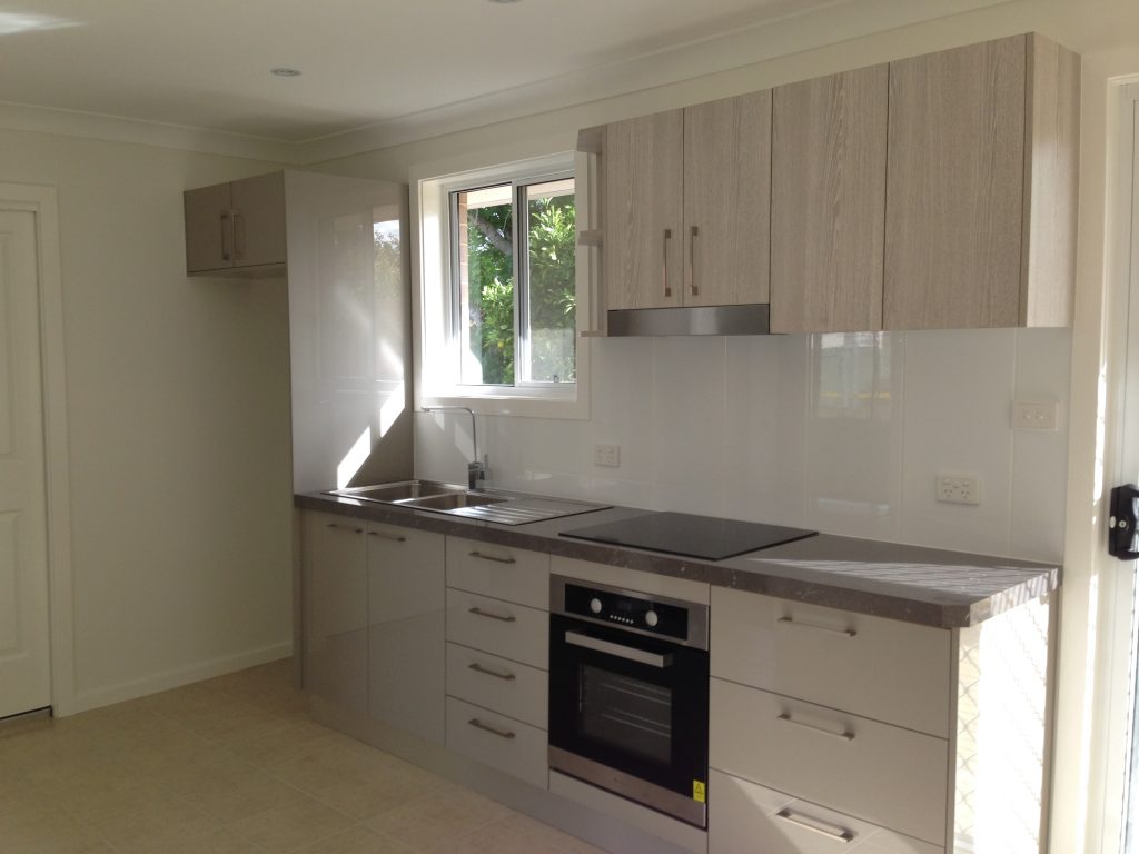 Nhà nhỏ sân sau 2 phòng ngủ tại Emu Plains, tường gạch, có sân hiên