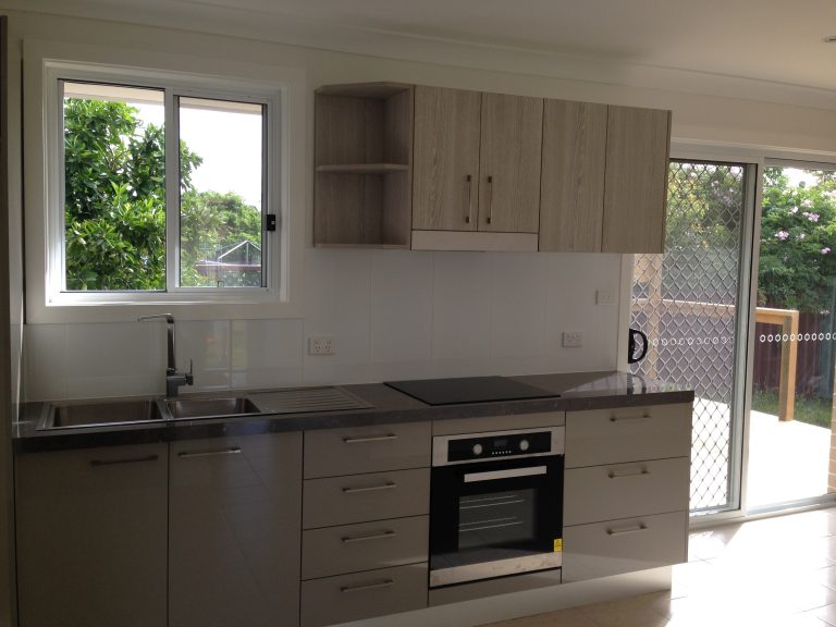 Emu Plains Two-Bedroom Brick Facade Backyard Cabin with Terrace