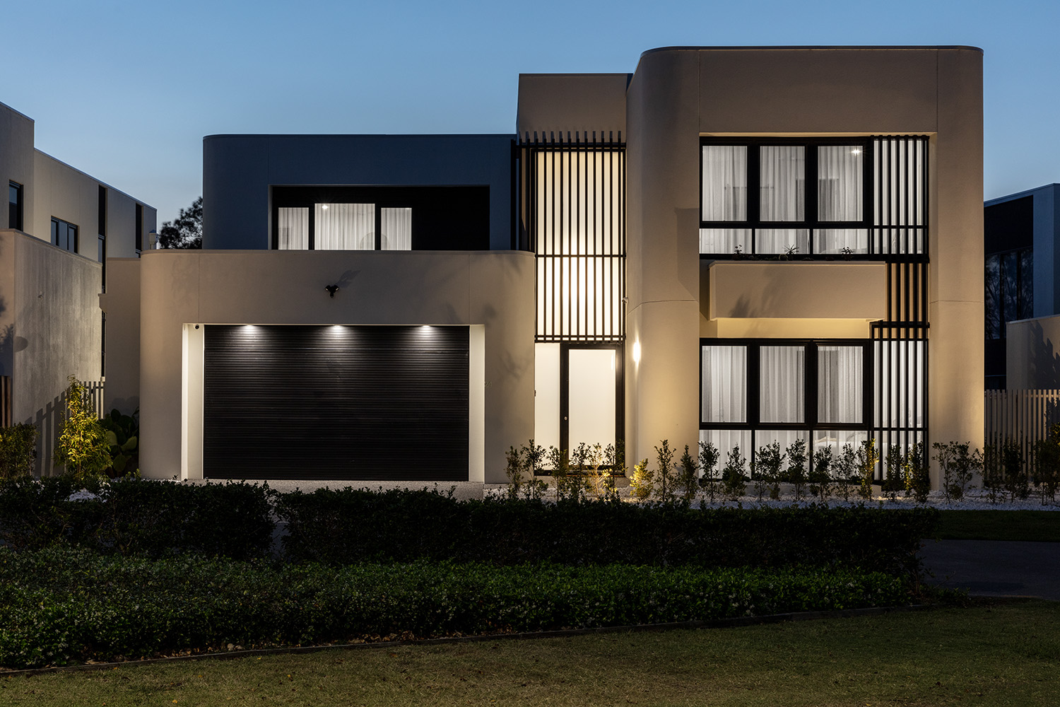 One Tree Hill: Royal Pines أربعة منازل فاخرة على الواجهة النهرية