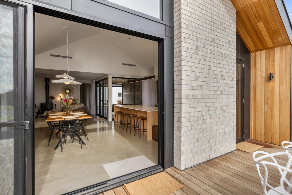 32 Meningie: Modern Rural Residence by the Coorong