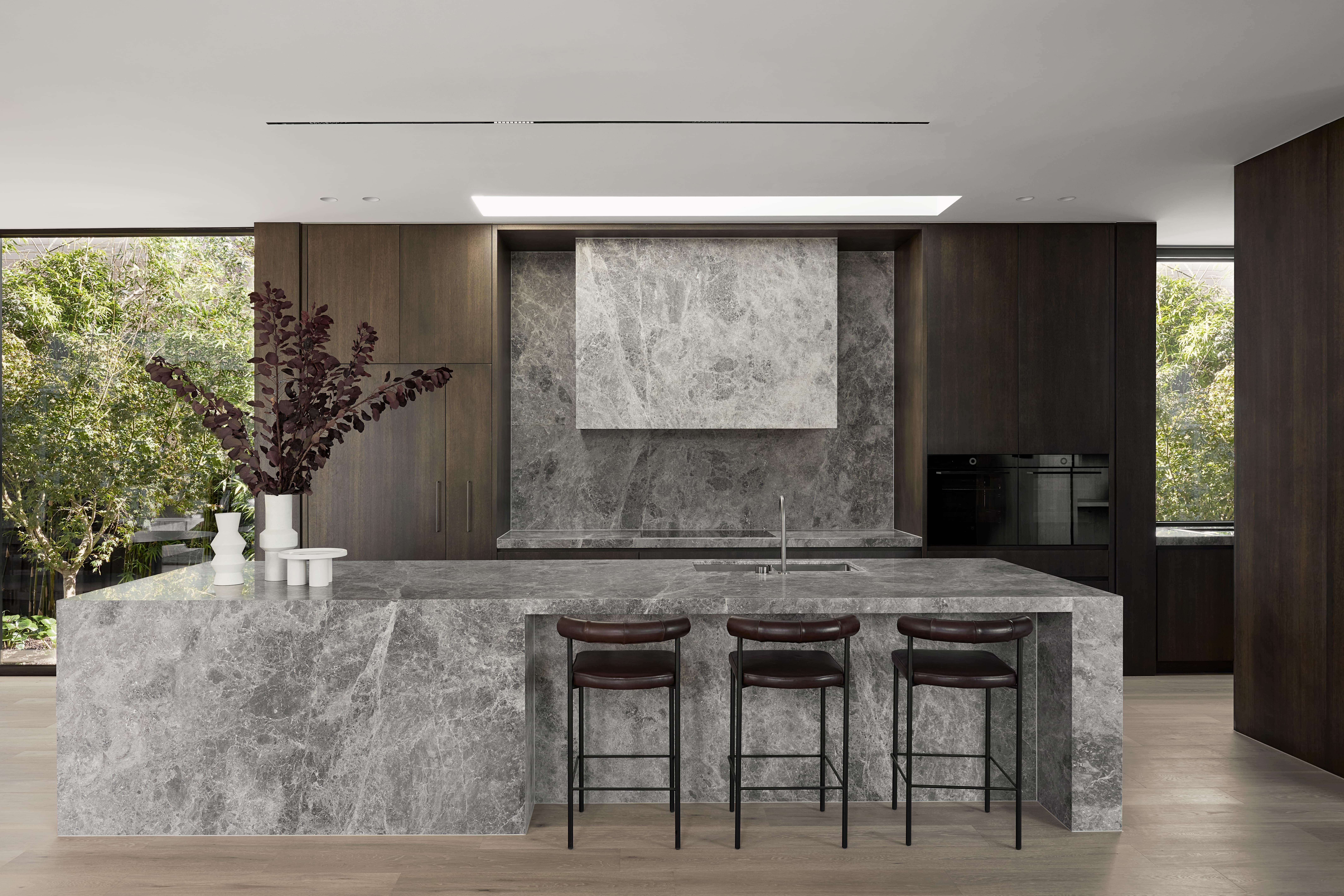 Camberwell II: A Bold Interior Beneath a Low-key Facade