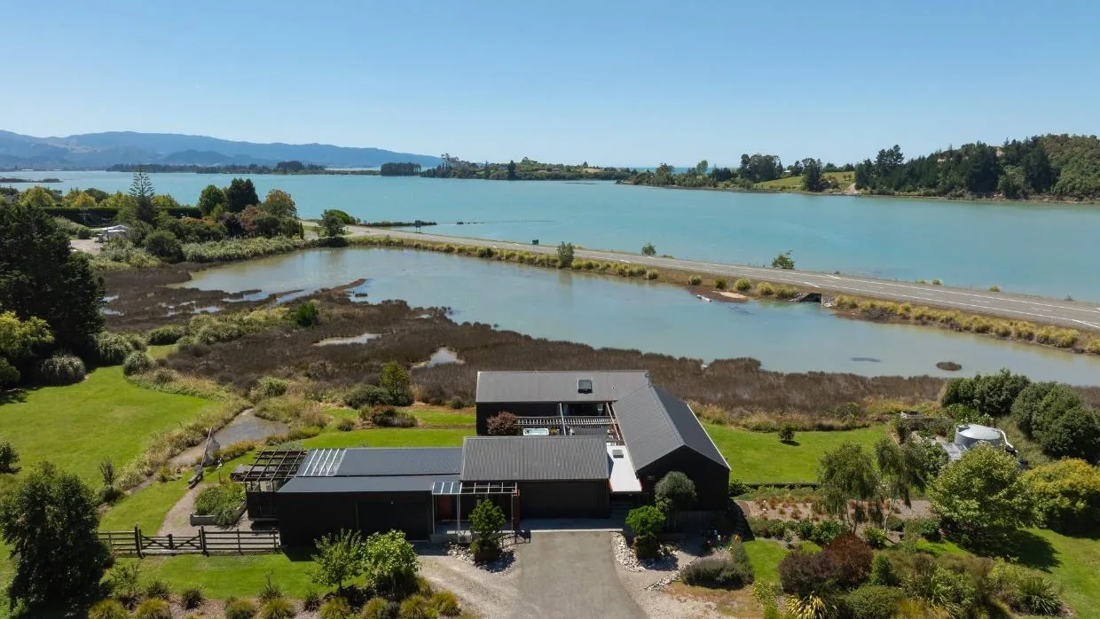 Black House, Tasman