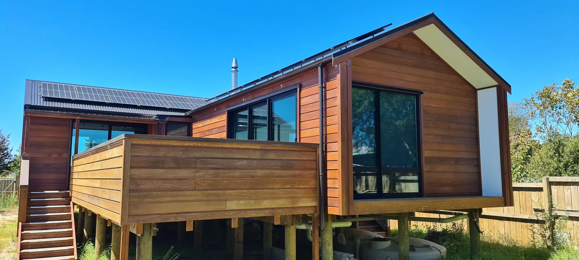 Motueka Cedar House, solar self-sufficient dual-volume residence