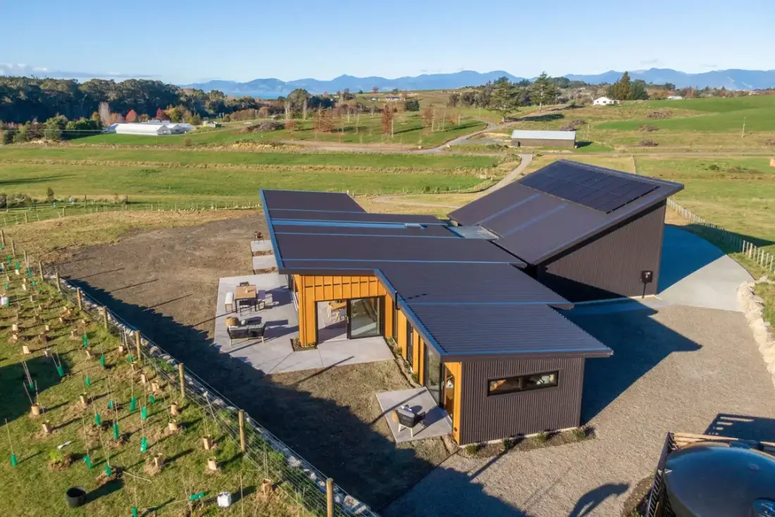 Redwood Valley黑色瓦楞板SIPs住宅