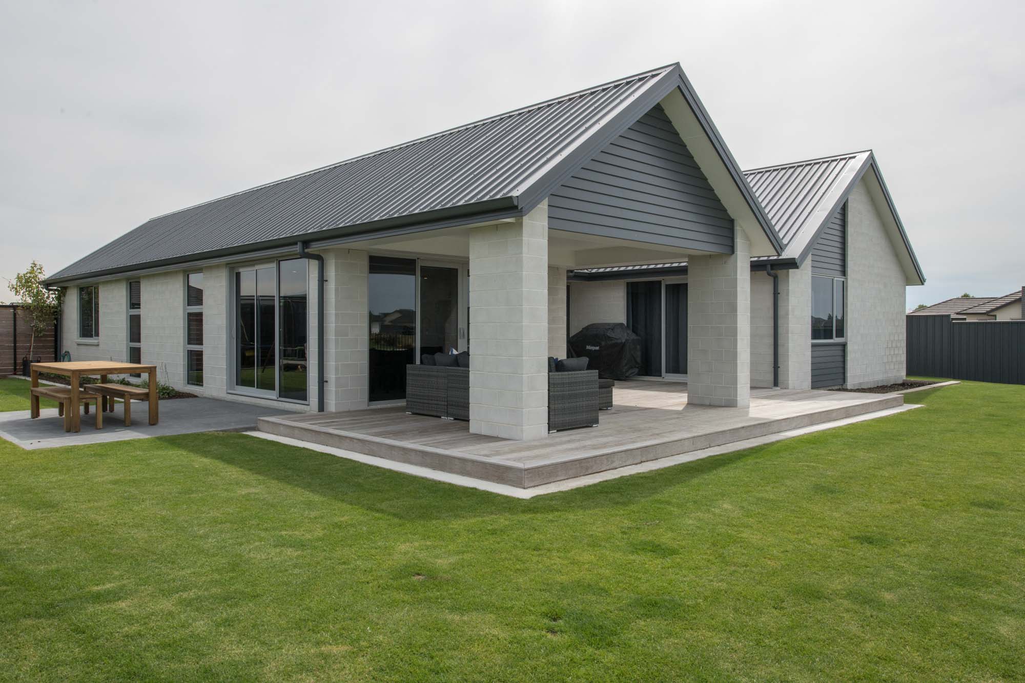 Trent Place: Lake Hood Lakeside Residence